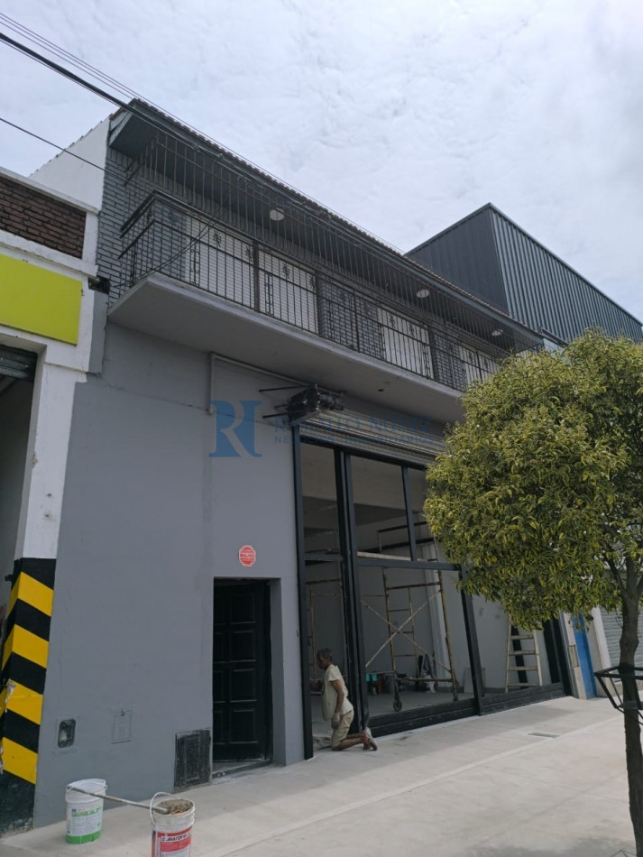 Excelente Galpon con PH 4 Amb. en Planta Alta - Av. Champagnat 2400