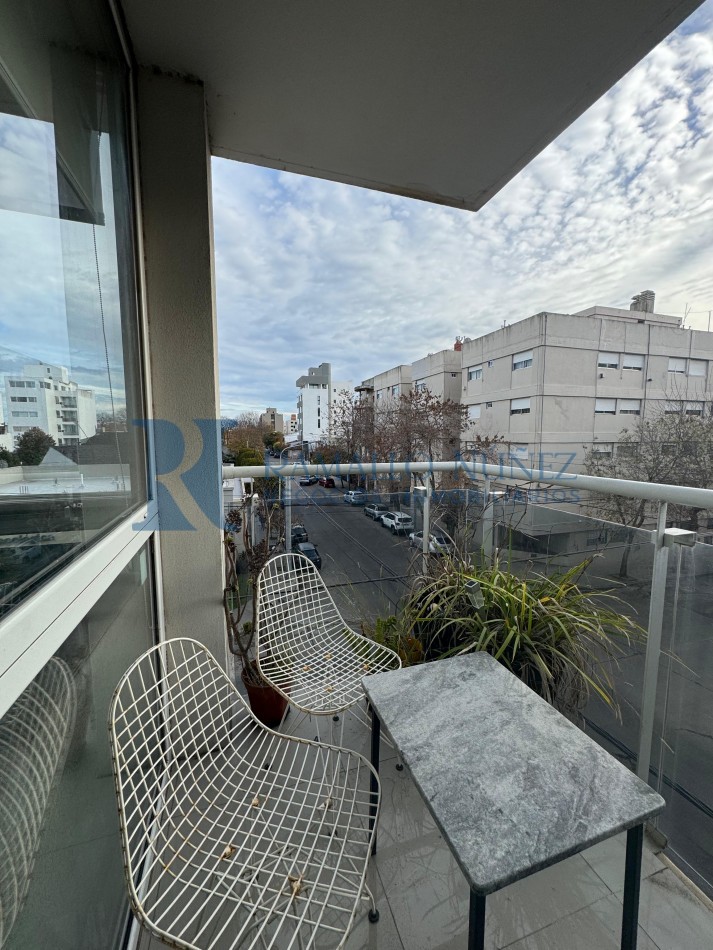 Dpto 2 Amb. a Cuadras de Guemes - Balcon al frente y cochera 