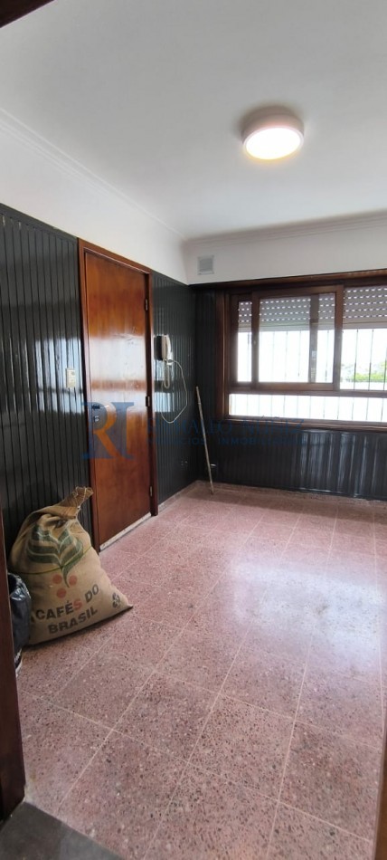Excelente Galpon con PH 4 Amb. en Planta Alta - Av. Champagnat 2400