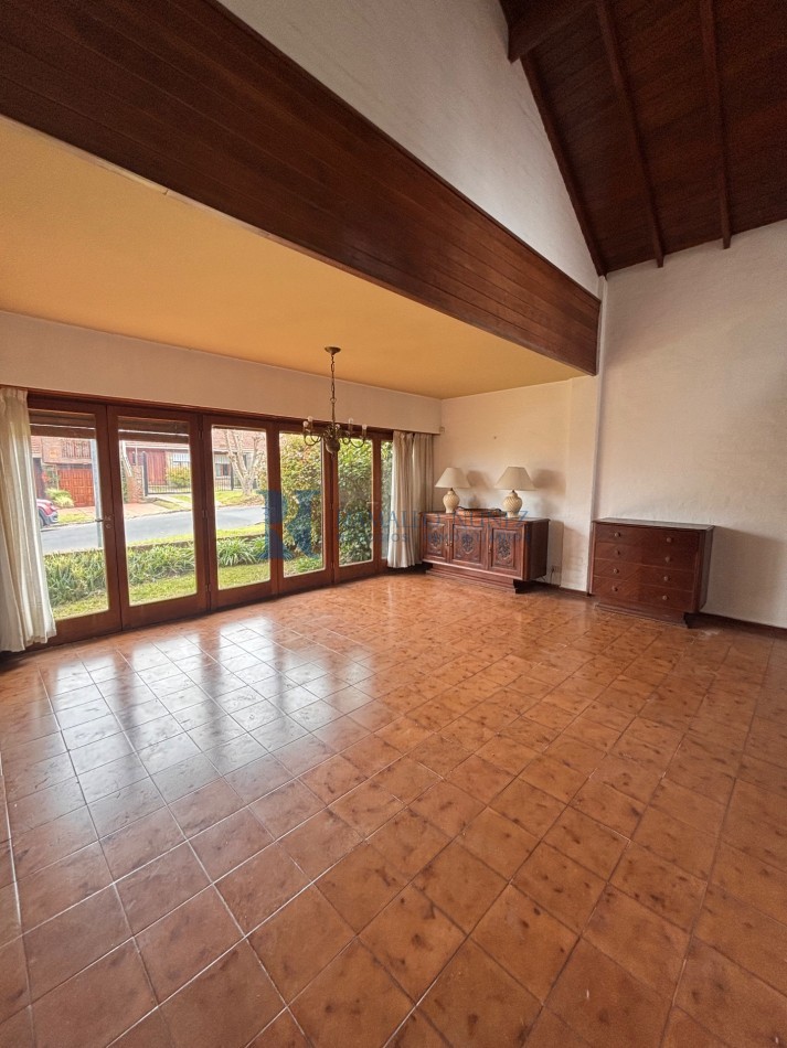 Chalet 4 Ambientes - Lavalle y Azcuenaga, Barrio San Carlos.