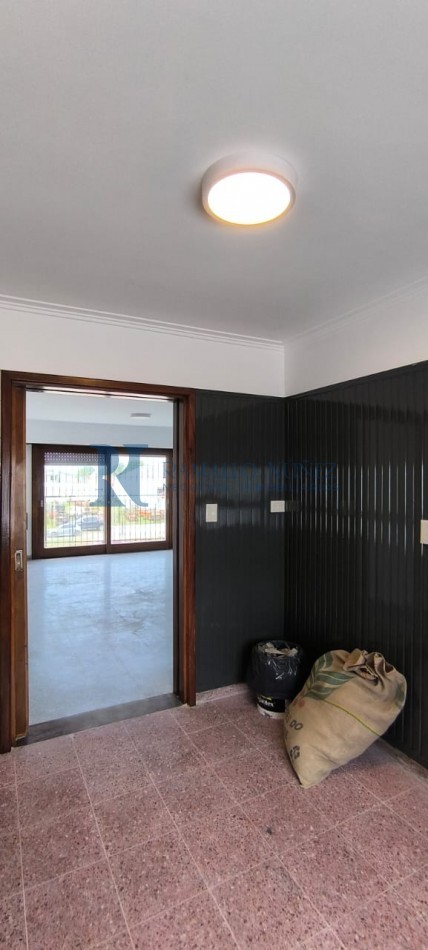 Excelente Galpon con PH 4 Amb. en Planta Alta - Av. Champagnat 2400