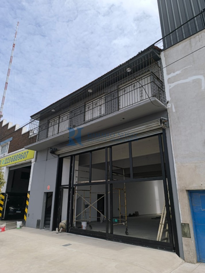 Excelente Galpon con PH 4 Amb. en Planta Alta - Av. Champagnat 2400