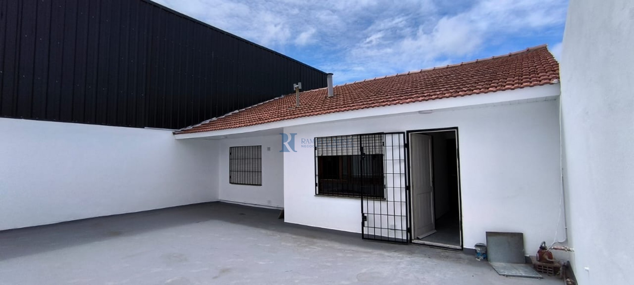 Excelente Galpon con PH 4 Amb. en Planta Alta - Av. Champagnat 2400