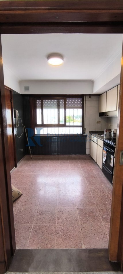 Excelente Galpon con PH 4 Amb. en Planta Alta - Av. Champagnat 2400