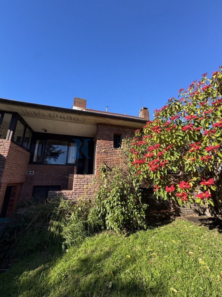 Chalet de 6 Amb. desarrollado en 3 Niveles - Zona Punta Mogotes