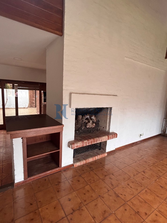 Chalet 4 Ambientes - Lavalle y Azcuenaga, Barrio San Carlos.