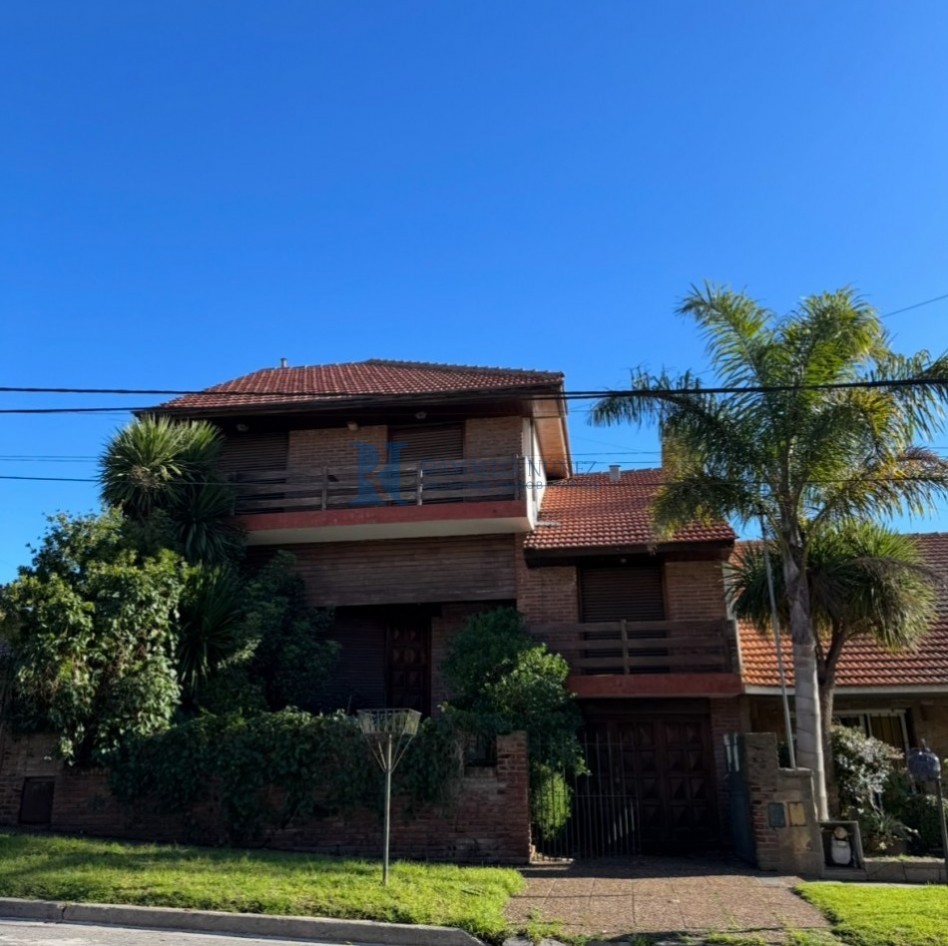 Chalet de 6 Amb. desarrollado en 3 Niveles - Zona Punta Mogotes