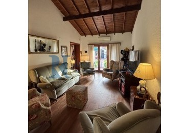 Casa de una sola planta 4 Ambientes  - Barrio San Geronimo